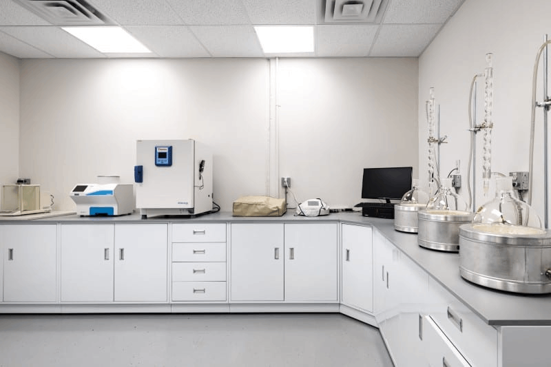 實驗室安全設施配置：從通風系統到應急設備的全方位保障